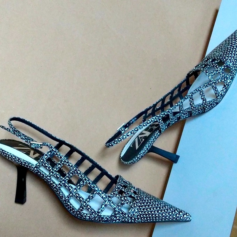 Black-and-white sling back mule